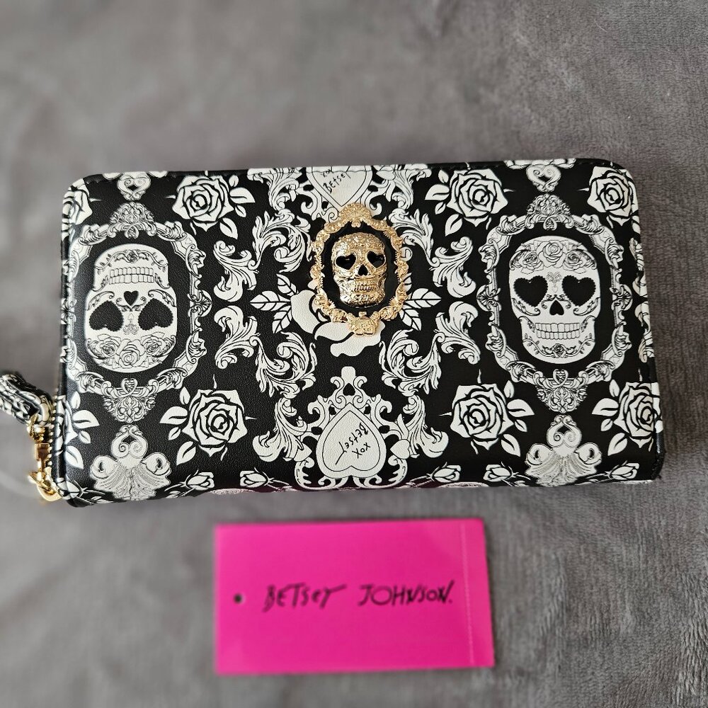Betsey Johnson Skull Rose Wallet – Gothic Black & White Zip-Around Wristlet